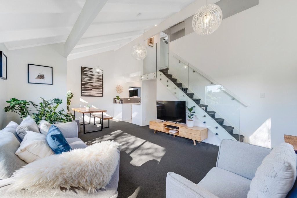 2/10 Trident Place, Shelly Park, Auckland - Carousel 1