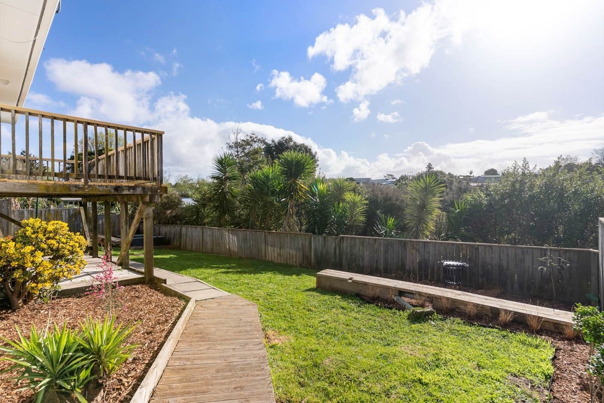 26A Gill Avenue, Te Atatu Peninsula, Auckland - Carousel 1