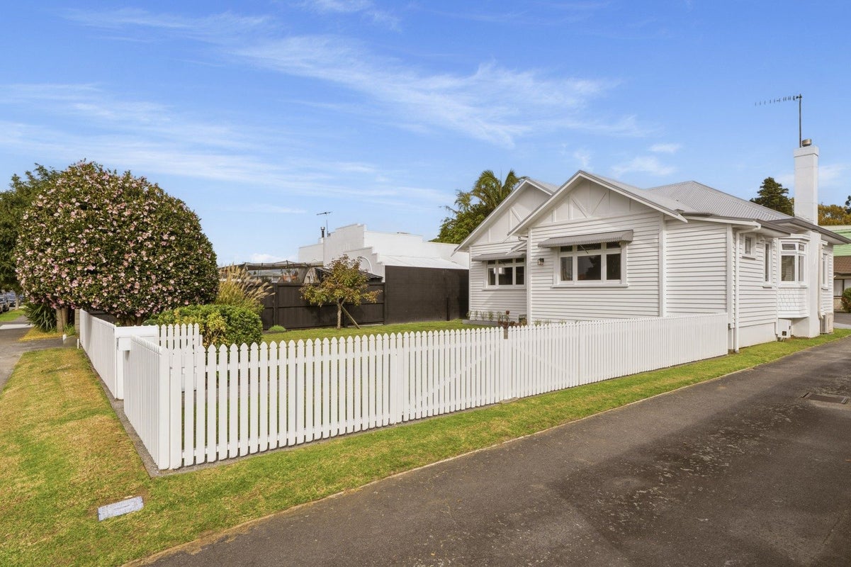24 Twelfth Avenue, Tauranga South, Tauranga - Carousel 1