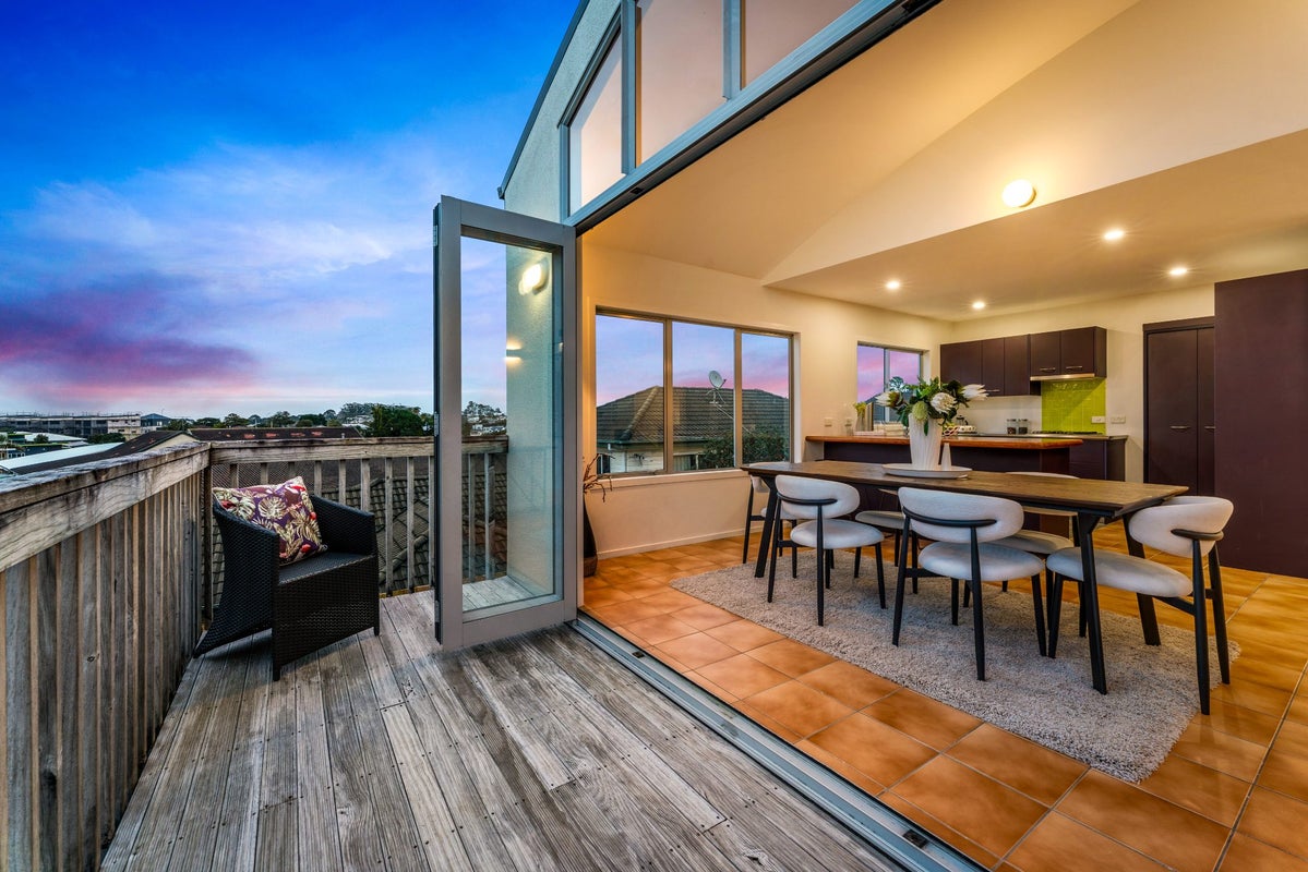 2/10 Windsor Place, Windsor Park, Auckland - Carousel 1