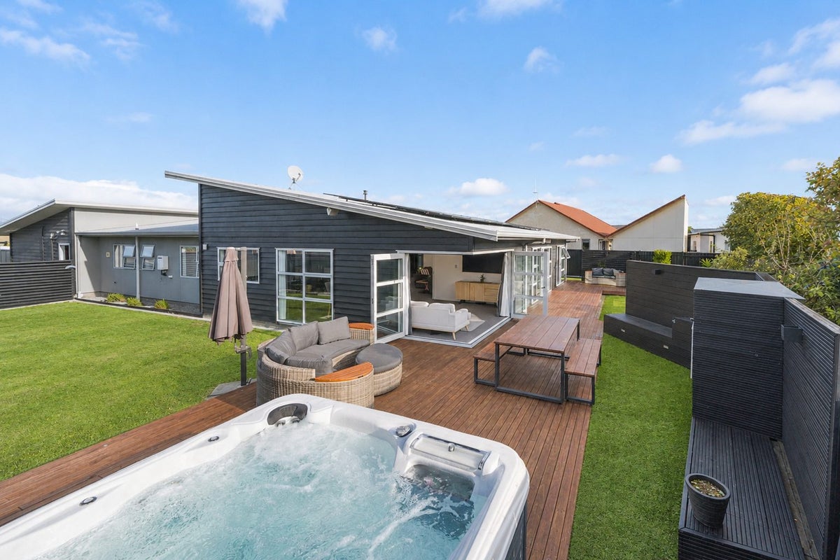 26 Chestnut Close, Kelvin Grove, Palmerston North - Carousel 1