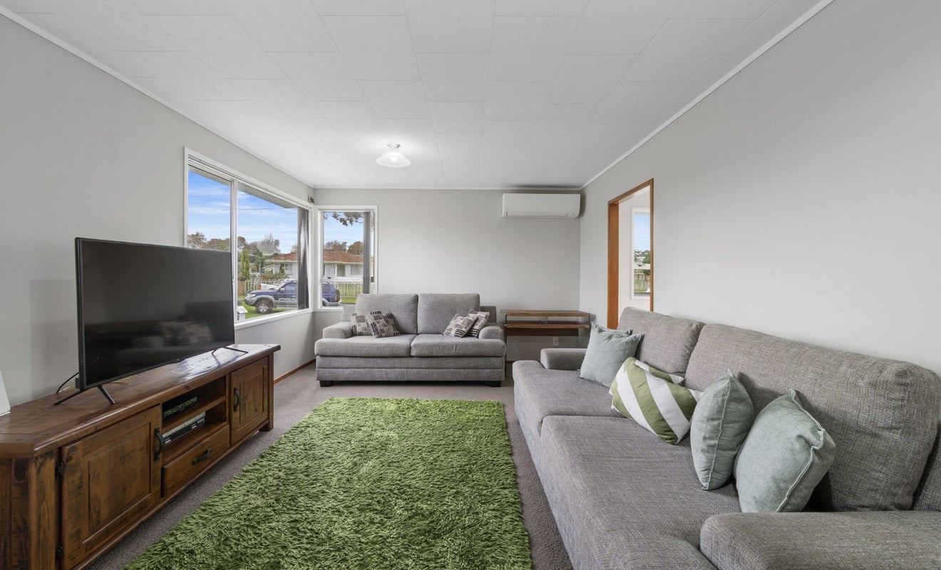 8 Aldo Place, Clover Park, Auckland - Carousel 2
