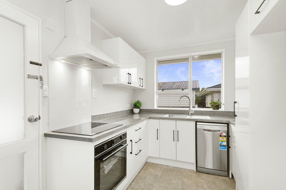 2/12 Tacoma Drive, Totara Park, Upper Hutt - Carousel 1