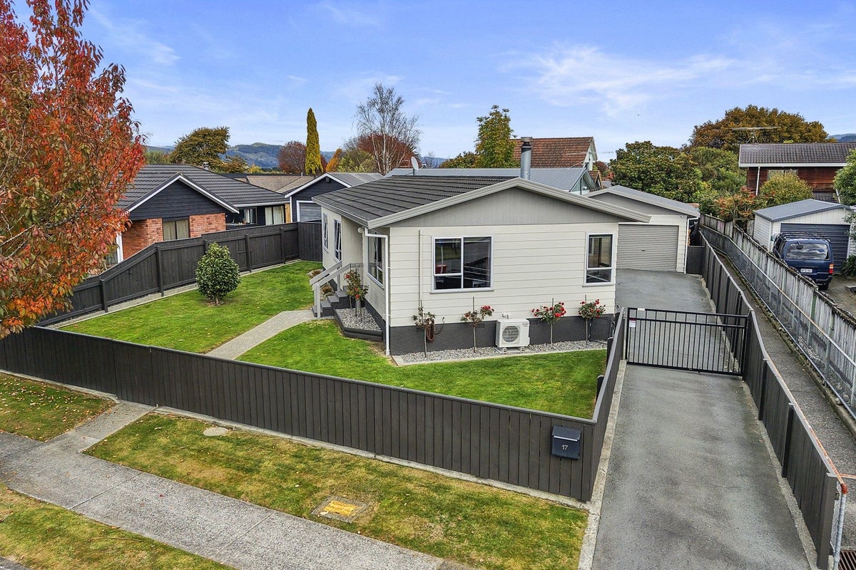 17 Memphis Grove, Totara Park, Upper Hutt - Carousel 2