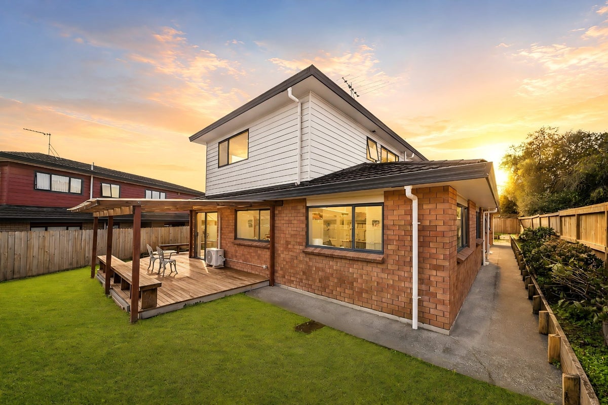2/12 Solana Court, Botany Downs, Auckland - Carousel 1