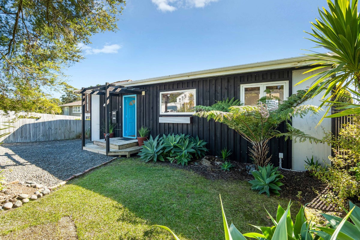 93 Wade River Road, Stanmore Bay, Whangaparaoa - Carousel 1