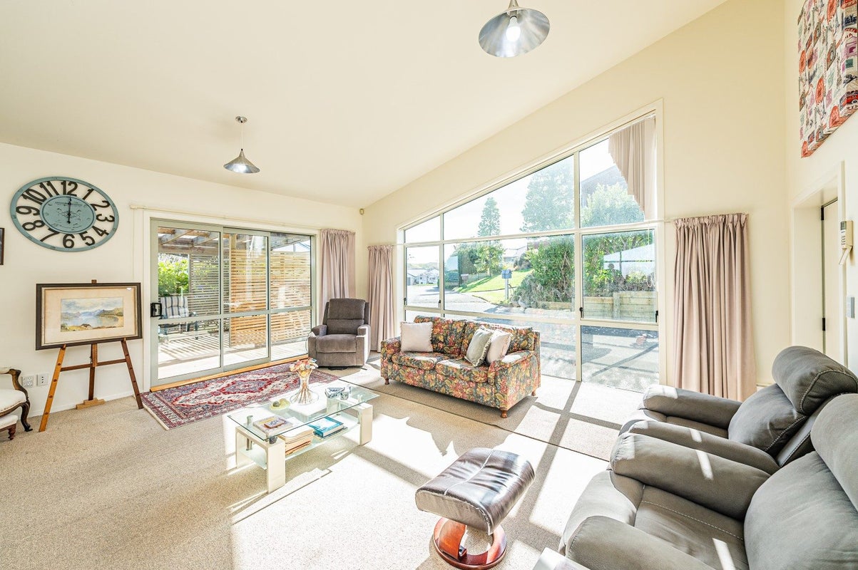 10 Lithgow Drive, Otamatea, Whanganui - Carousel 2