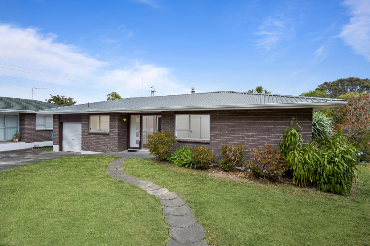 1/30 Hiwihau Place, Glenfield, Auckland - Carousel 1