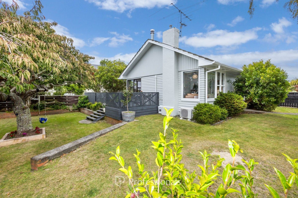 35 Whirinaki Crescent, Heretaunga, Upper Hutt - Carousel 1