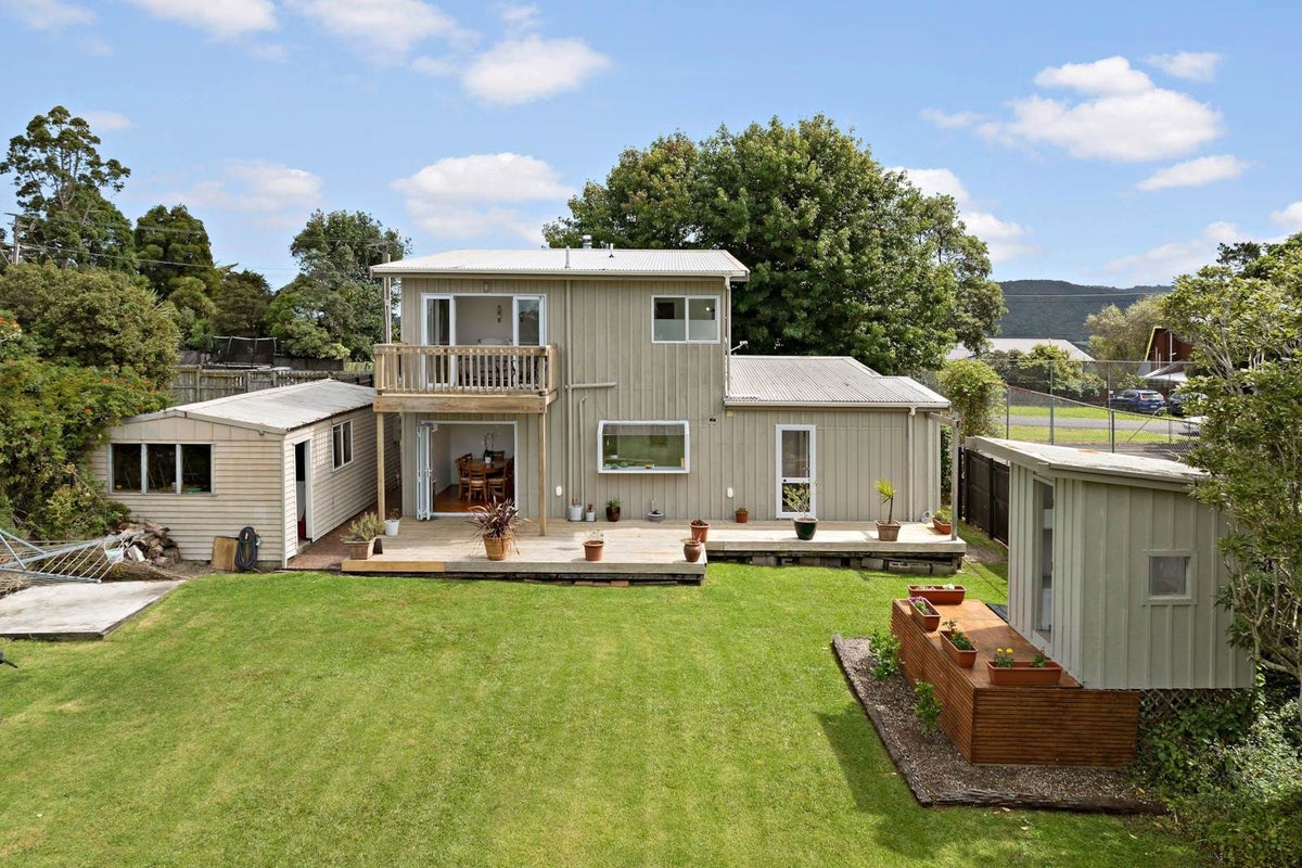 8 Lookout Drive, Laingholm, Auckland - Carousel 1