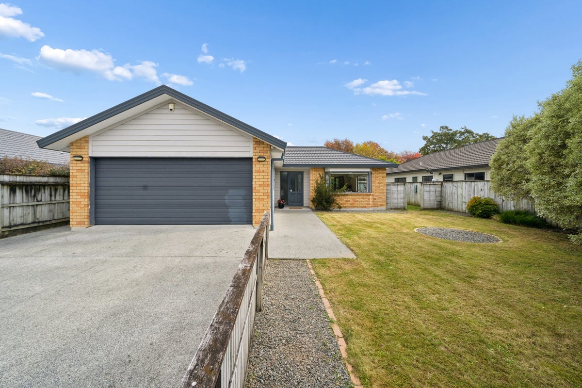 16 Talbot Grove, Trentham, Upper Hutt - Carousel 1