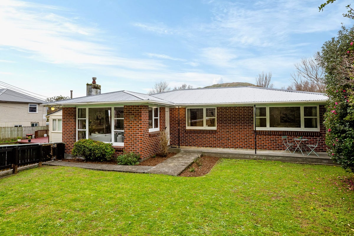 296 Main Road, Tawa, Wellington - Carousel 1