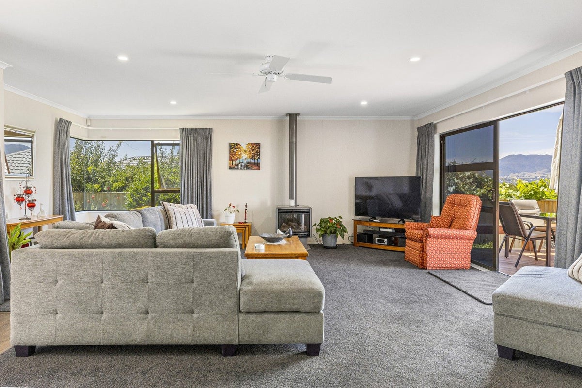25 Kinder Street, Acacia Bay, Taupo - Carousel 2