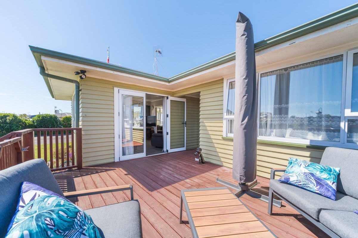 18 Belvedere Crescent, Takaro, Palmerston North - Carousel 24