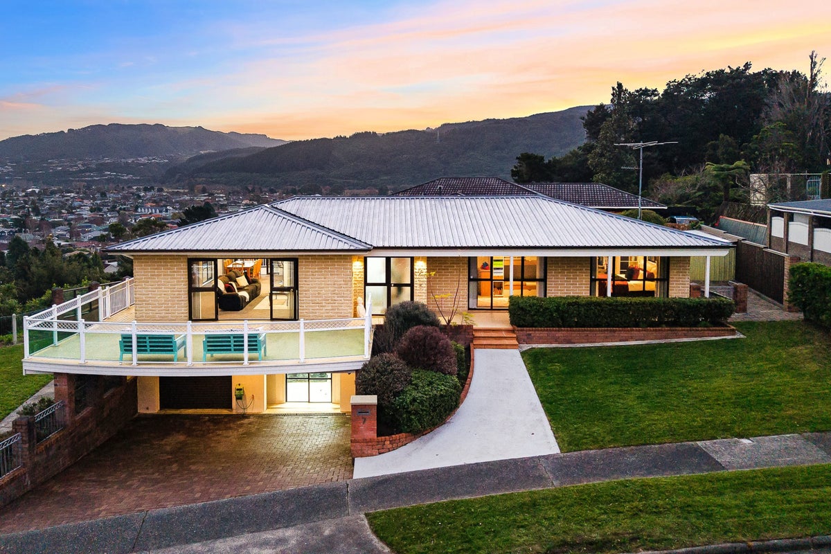 7 King Charles Drive, Kingsley Heights, Upper Hutt - Carousel 1