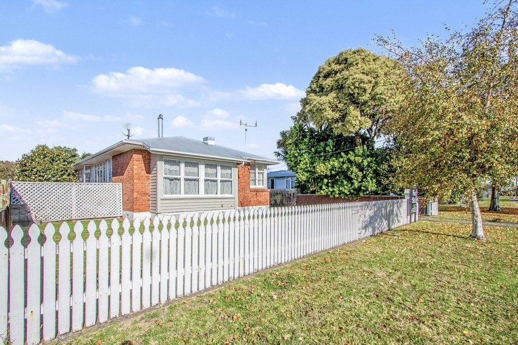 10 Hinemoa Street, Whanganui East, Whanganui - Carousel 1