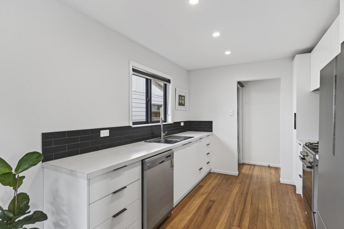 1 Ranfurly Street, Frankleigh Park, New Plymouth - Carousel 2