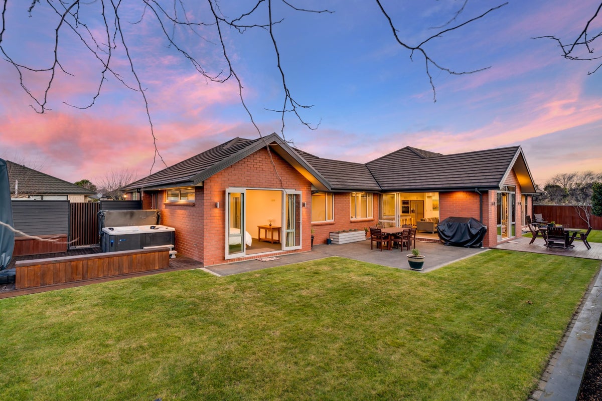 18 Westpark Drive, Burnside, Christchurch - Carousel 1