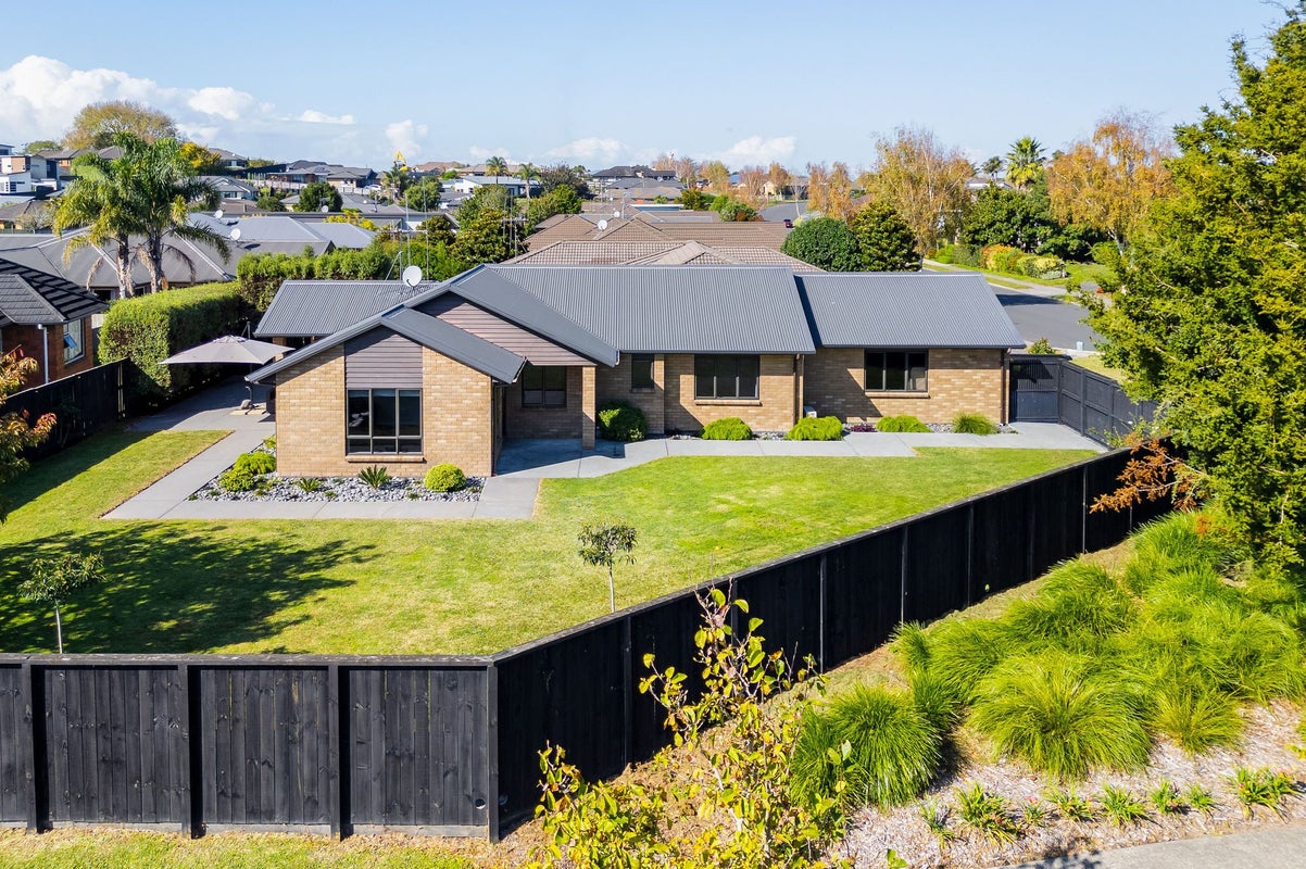 36 Barrington Drive, Huntington, Hamilton - Carousel 1