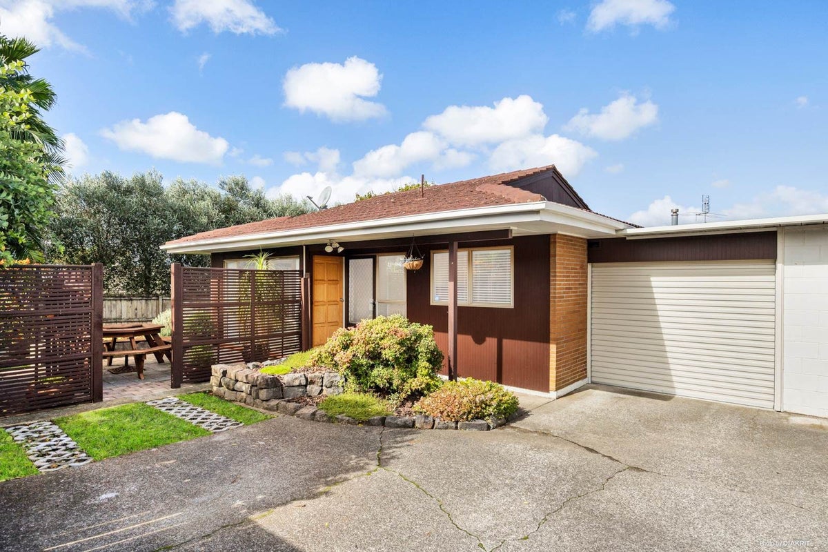 2/172 Pigeon Mountain Road, Half Moon Bay, Auckland - Carousel 1