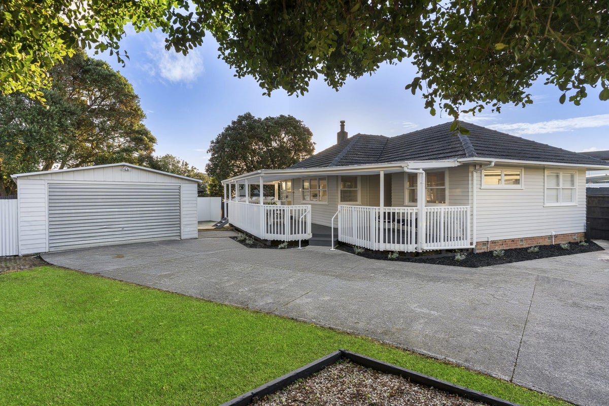 2/23 Mickle Street, Te Atatu South, Auckland - Carousel 1