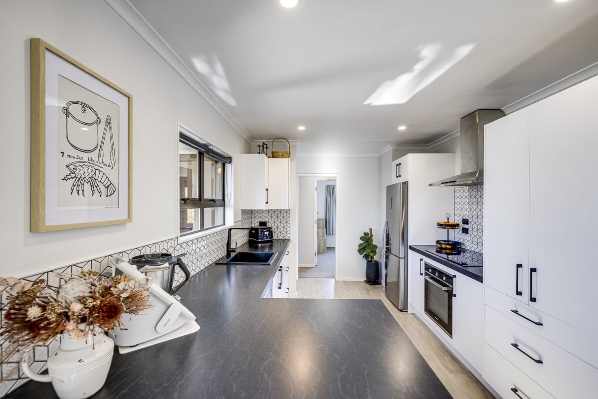 27 McKeefry Avenue, Greenmeadows, Napier - Carousel 2