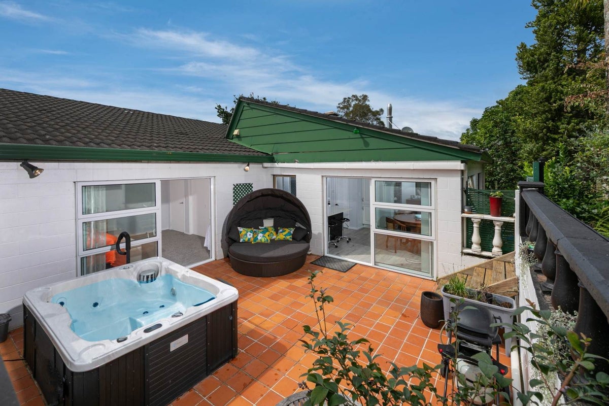 1/64 Carlisle Road, Browns Bay, Auckland - Carousel 1