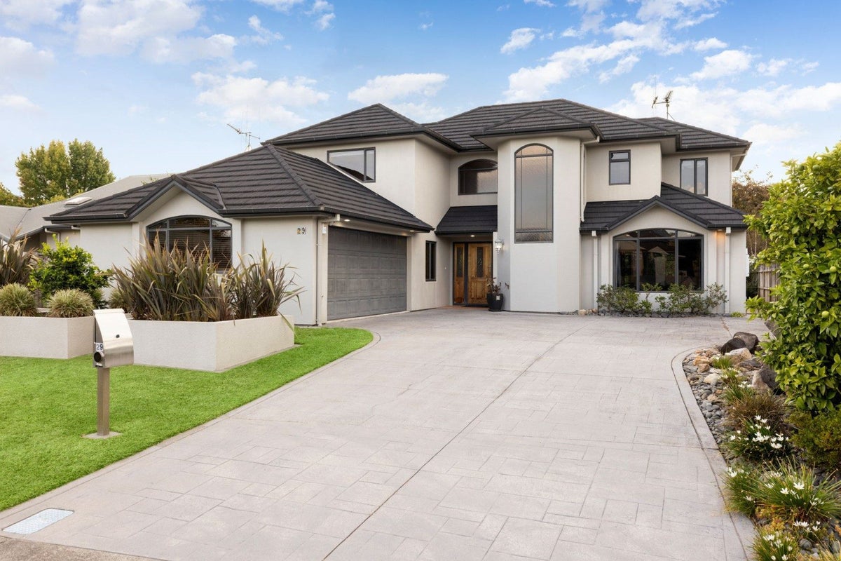 29 Keswick Crescent, Huntington, Hamilton - Carousel 1