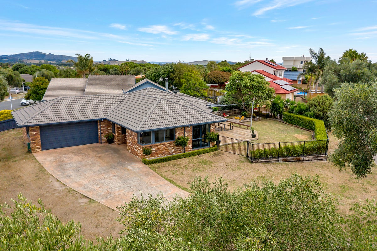 14 Longview Drive, Papamoa Beach, Papamoa - Carousel 1
