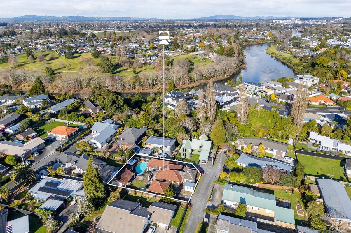 28 Braid Road, St Andrews, Hamilton - Carousel 1