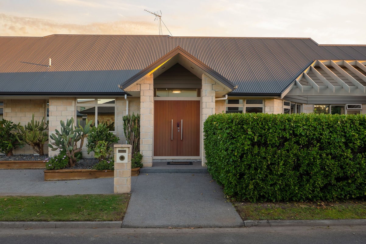 136 Saint James Drive, Huntington, Hamilton - Carousel 2