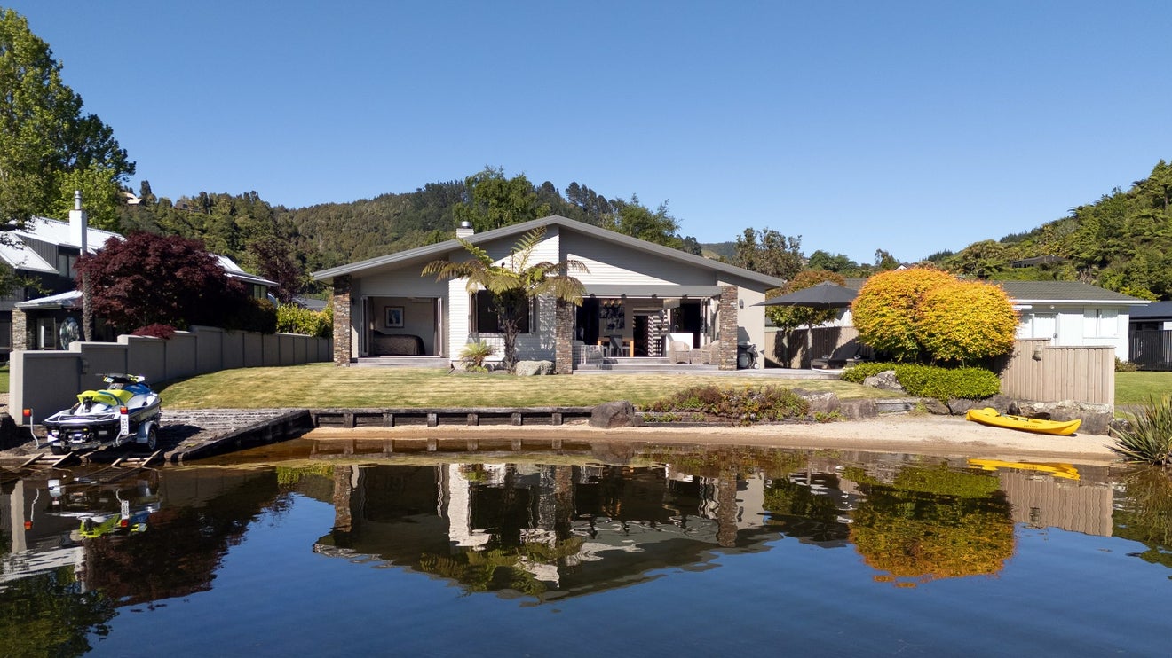 17 Steep Street, Lake Okareka, Rotorua - Carousel 1