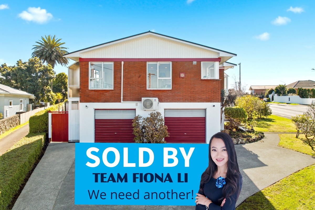 5/16 Warren Avenue, Three Kings, Auckland - Carousel 1