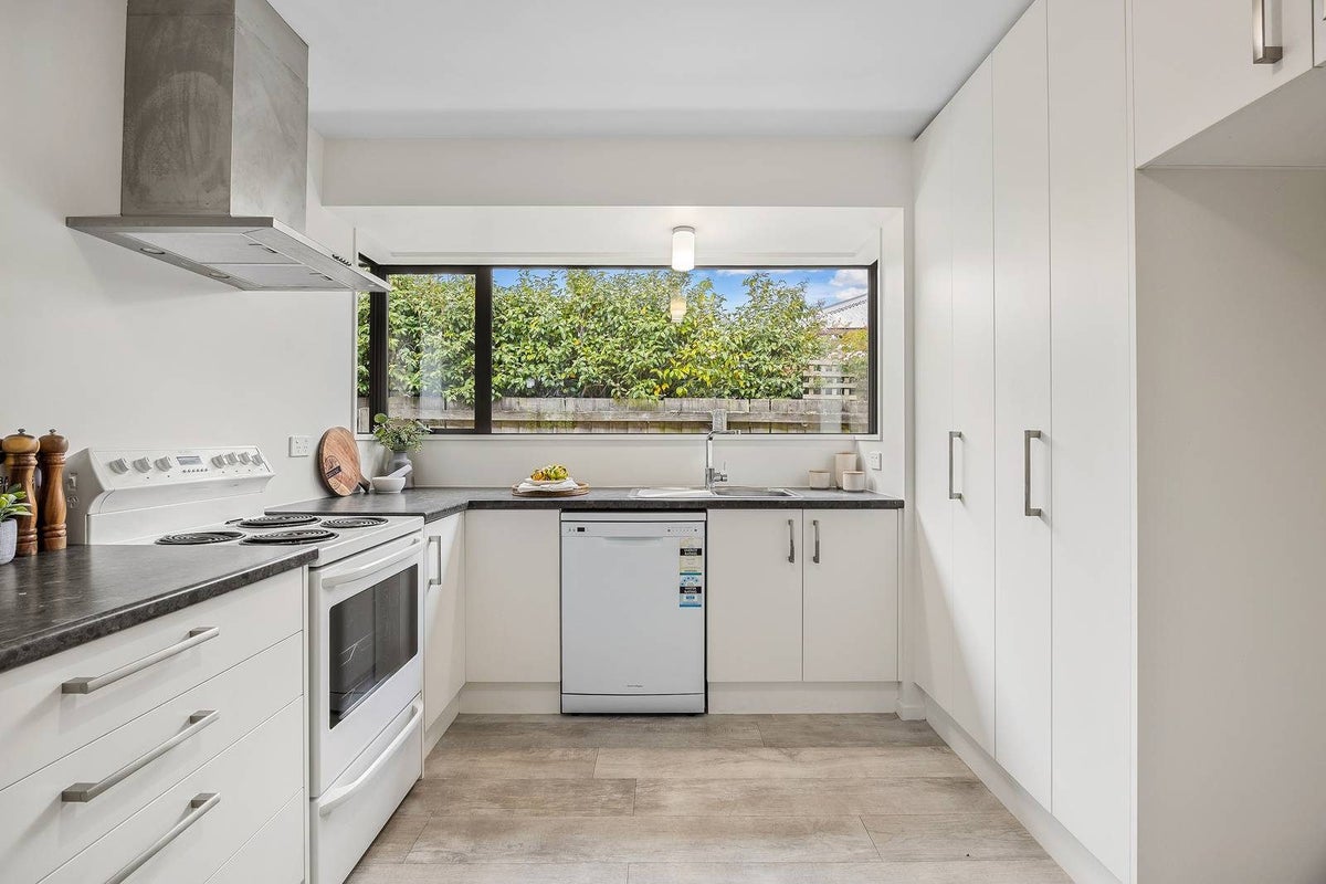 2/112 Edward Avenue, Edgeware, Christchurch - Carousel 2