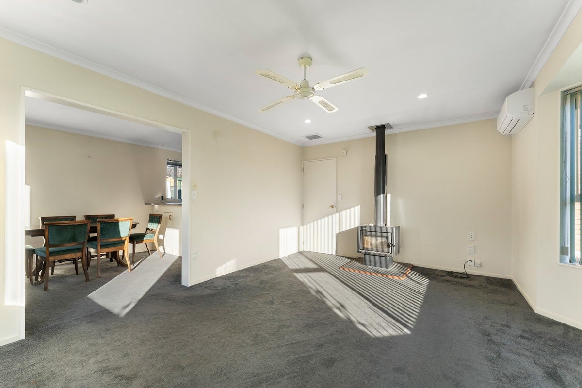40 Maple Crescent, Richmond - Carousel 2
