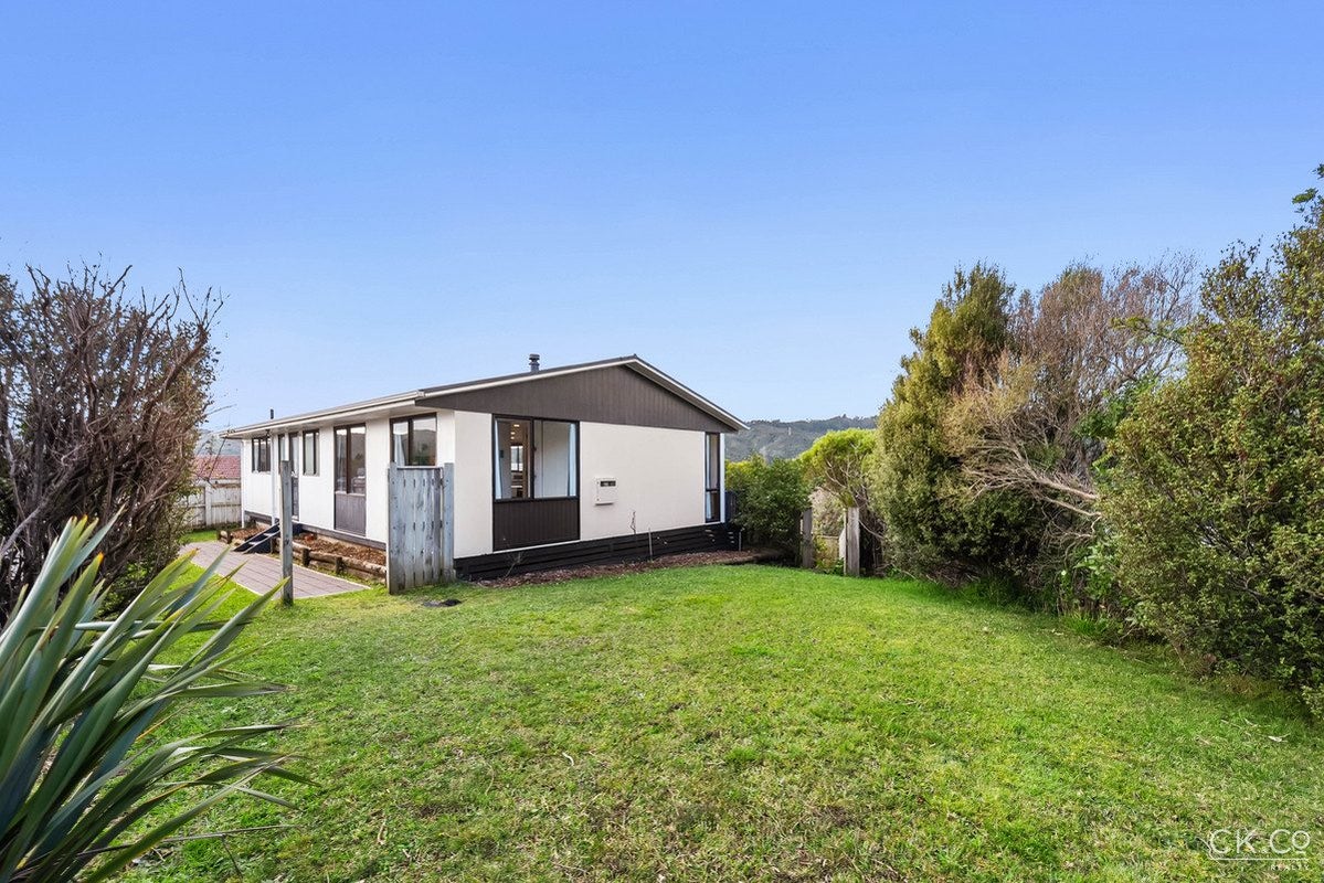 20 Fenchurch Grove, Stokes Valley, Lower Hutt - Carousel 1