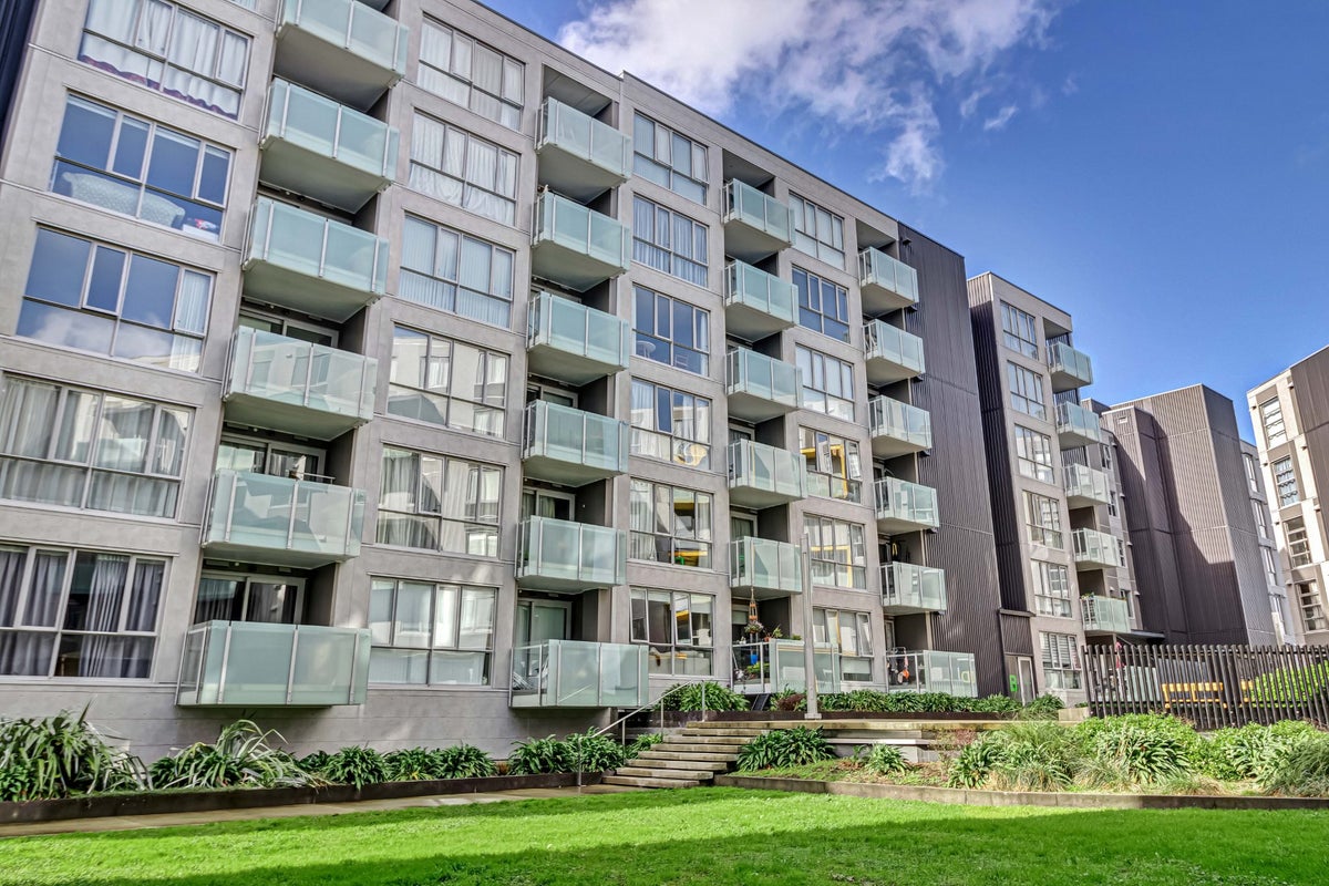 407/3 Rose Garden Lane, Albany, Auckland - Carousel 2