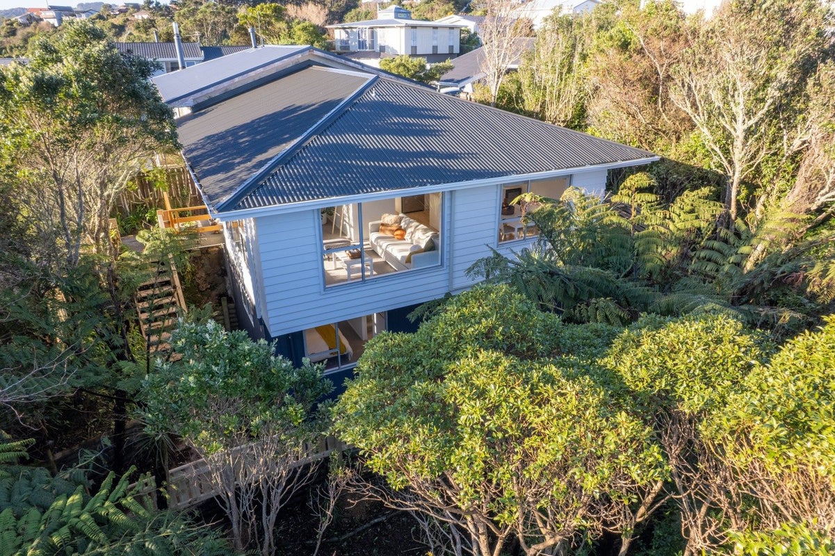 21B Colchester Crescent, Newlands, Wellington - Carousel 2