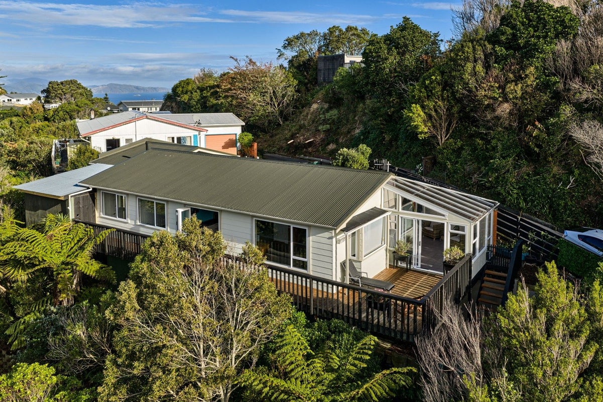 4B Banksia Grove, Maungaraki, Lower Hutt - Carousel 1