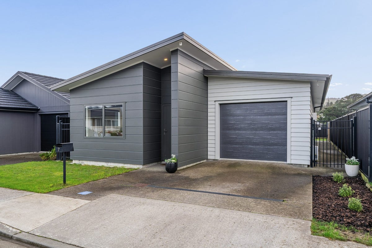 7 Thornbury Lane, Timberlea, Upper Hutt - Carousel 1