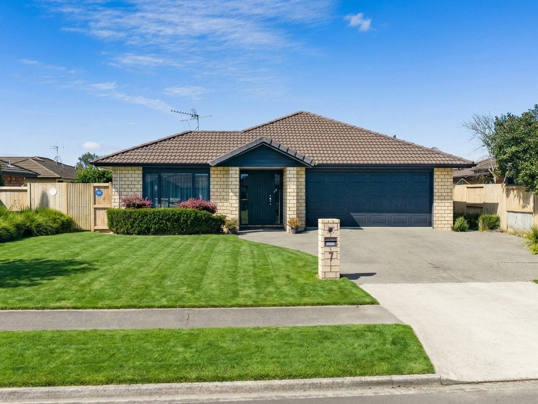7 Whitney Place, Rototuna North, Hamilton - Carousel 1