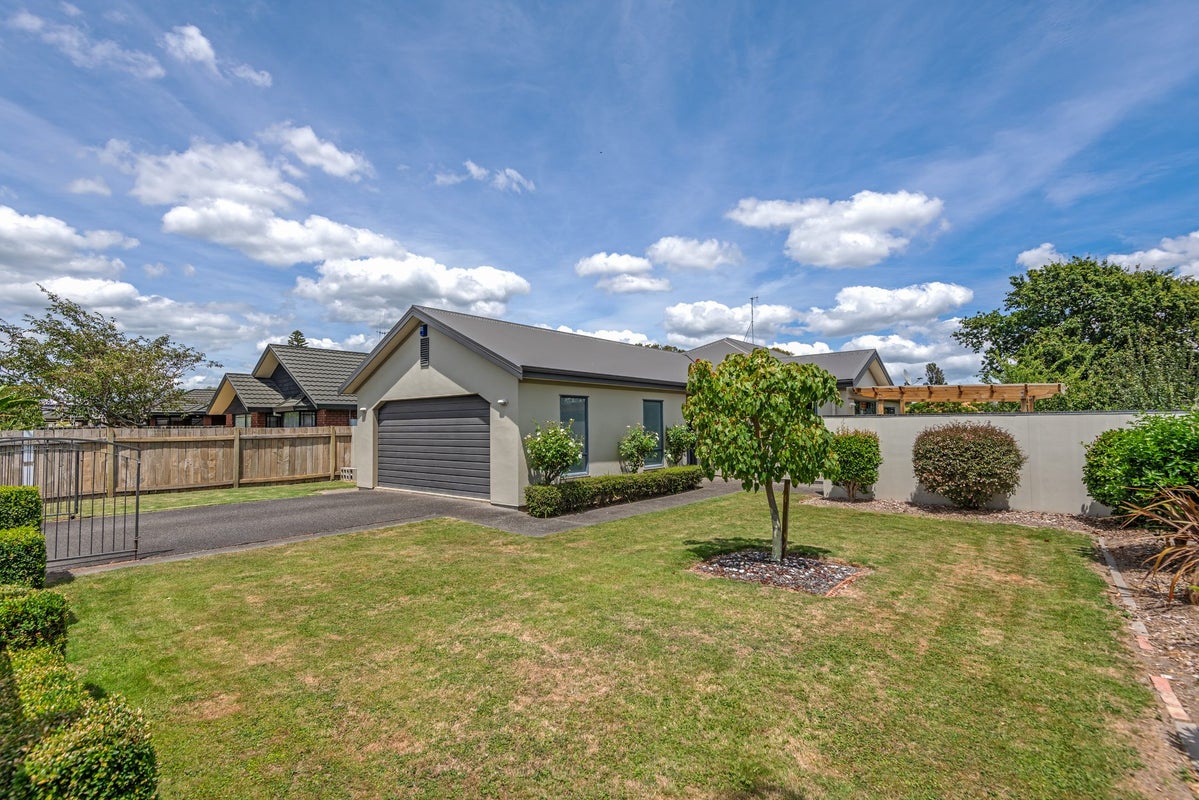 88 Summerhill Drive, Fitzherbert, Palmerston North - Carousel 1