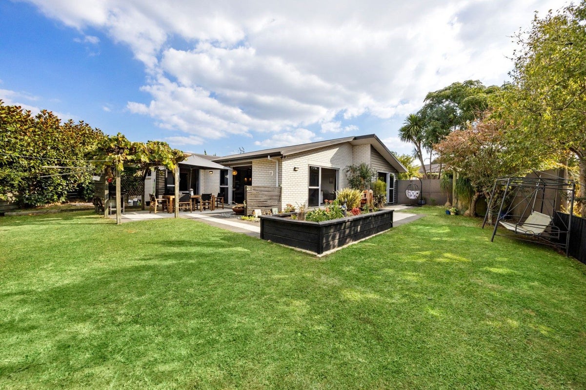 22 Santiago Place, Flagstaff, Hamilton - Carousel 1