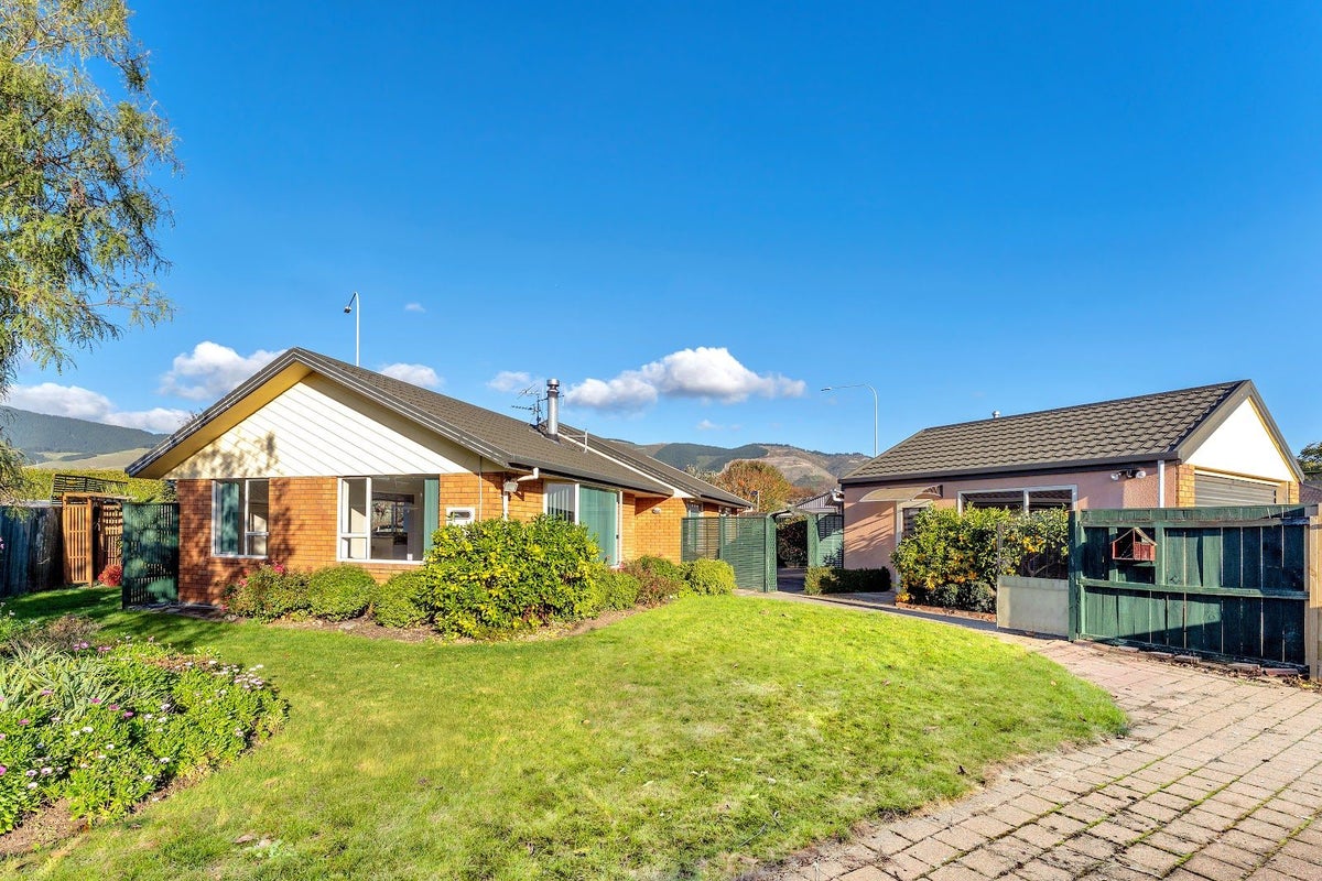 40 Maple Crescent, Richmond - Carousel 1