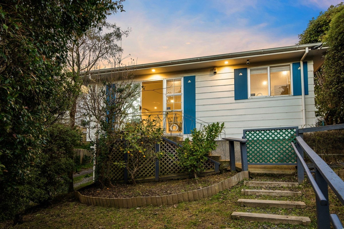 12A Bell Street, Tawa, Wellington - Carousel 1