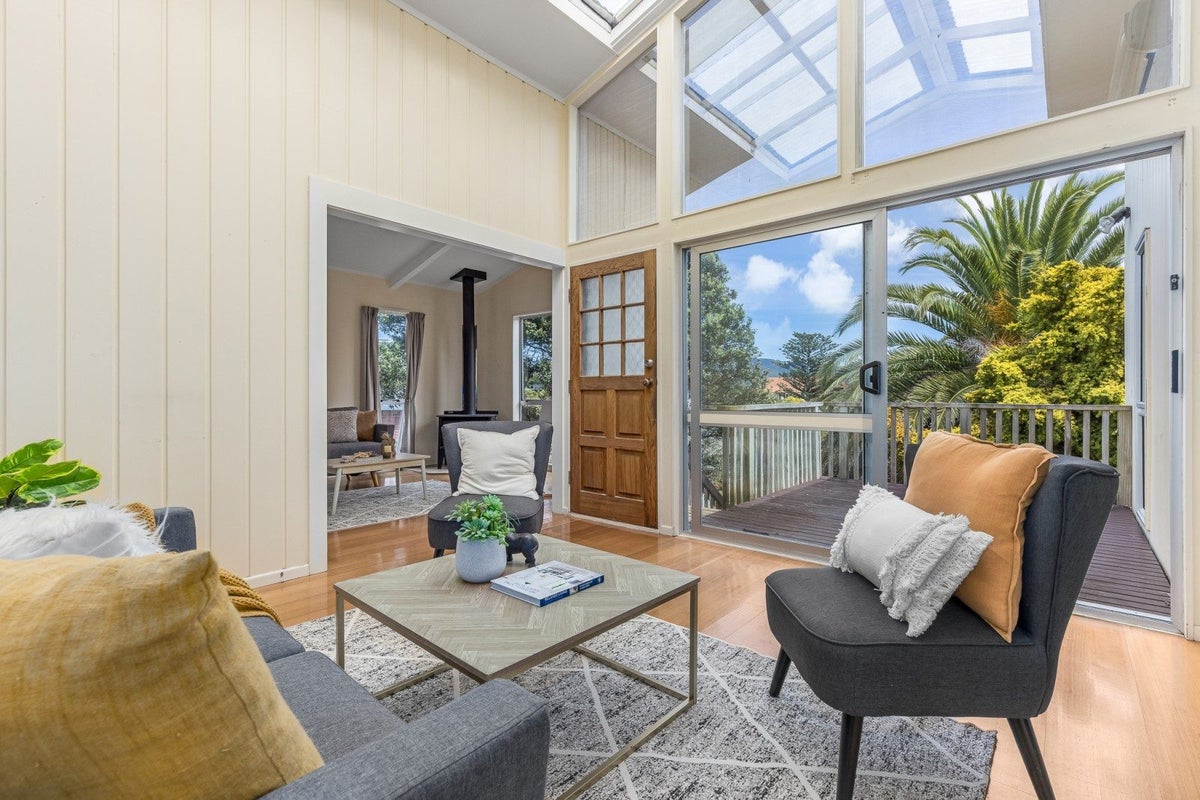 1 Cassley Crescent, Papakowhai, Porirua - Carousel 1