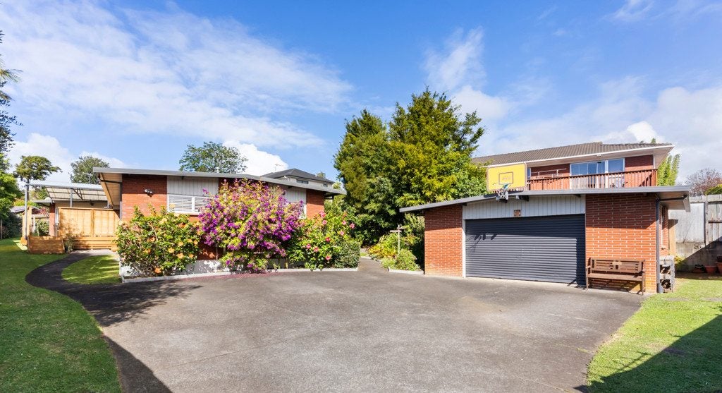 18 Uppingham Crescent, Hillcrest, Auckland - Carousel 1