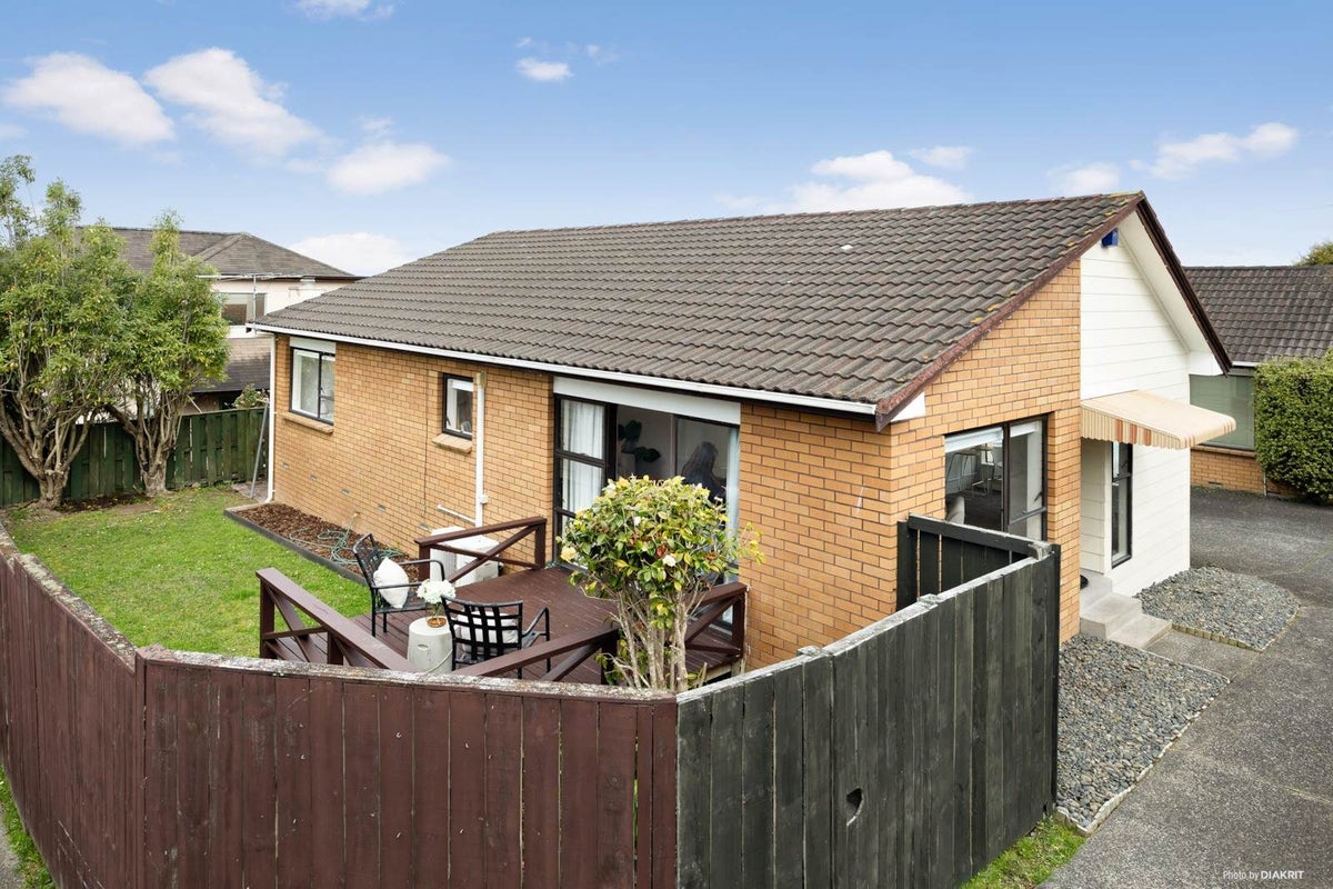 2/100 East Coast Road, Forrest Hill, Auckland - Carousel 1