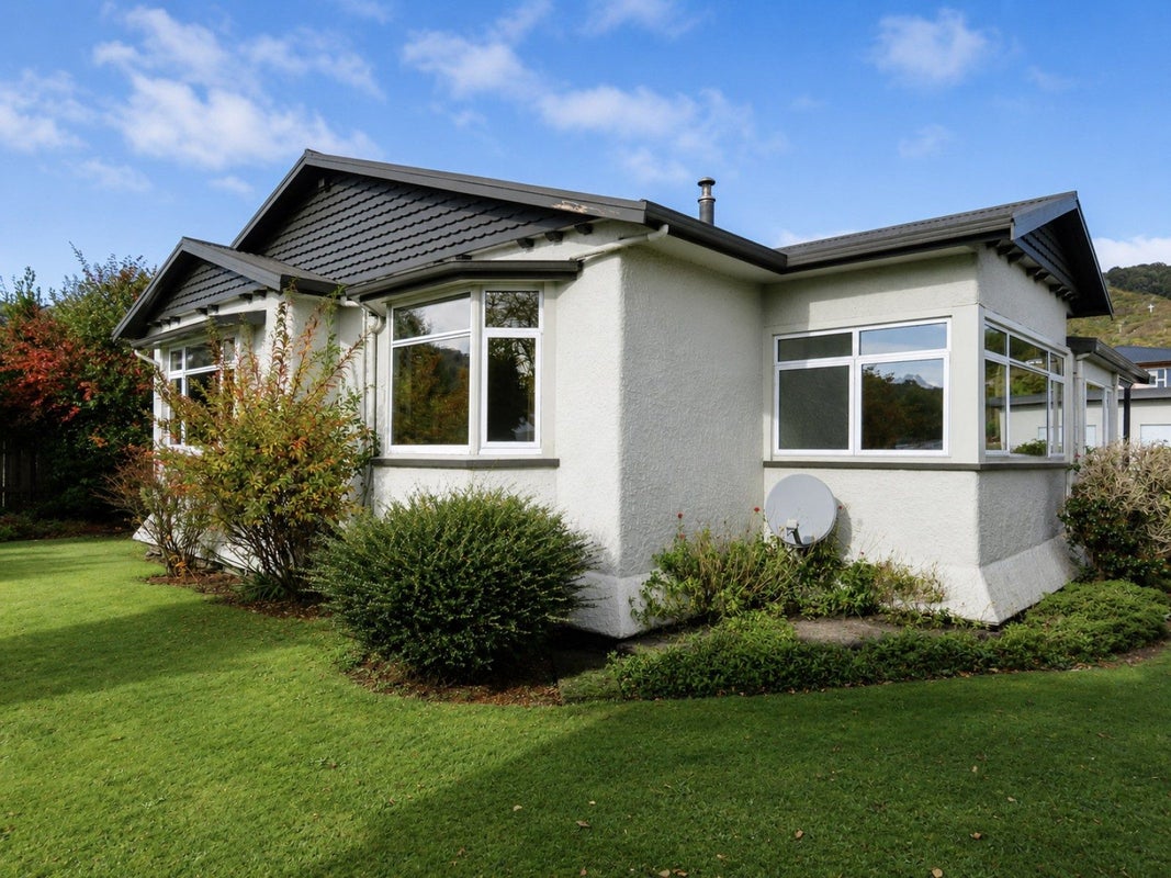 15 Sinnamon Street, Reefton, Reefton - Carousel 1