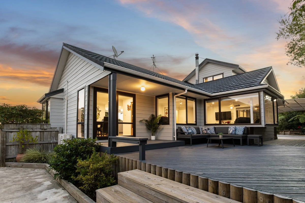 15 King Charles Drive, Kingsley Heights, Upper Hutt - Carousel 1